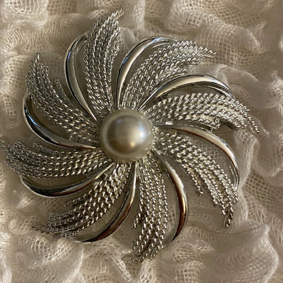Vintage Sarah Coventry silver brooch with pearl centre - Picture 1 of 2